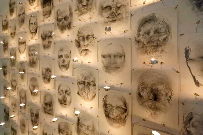 70 dodenmaskers kunstlicht
